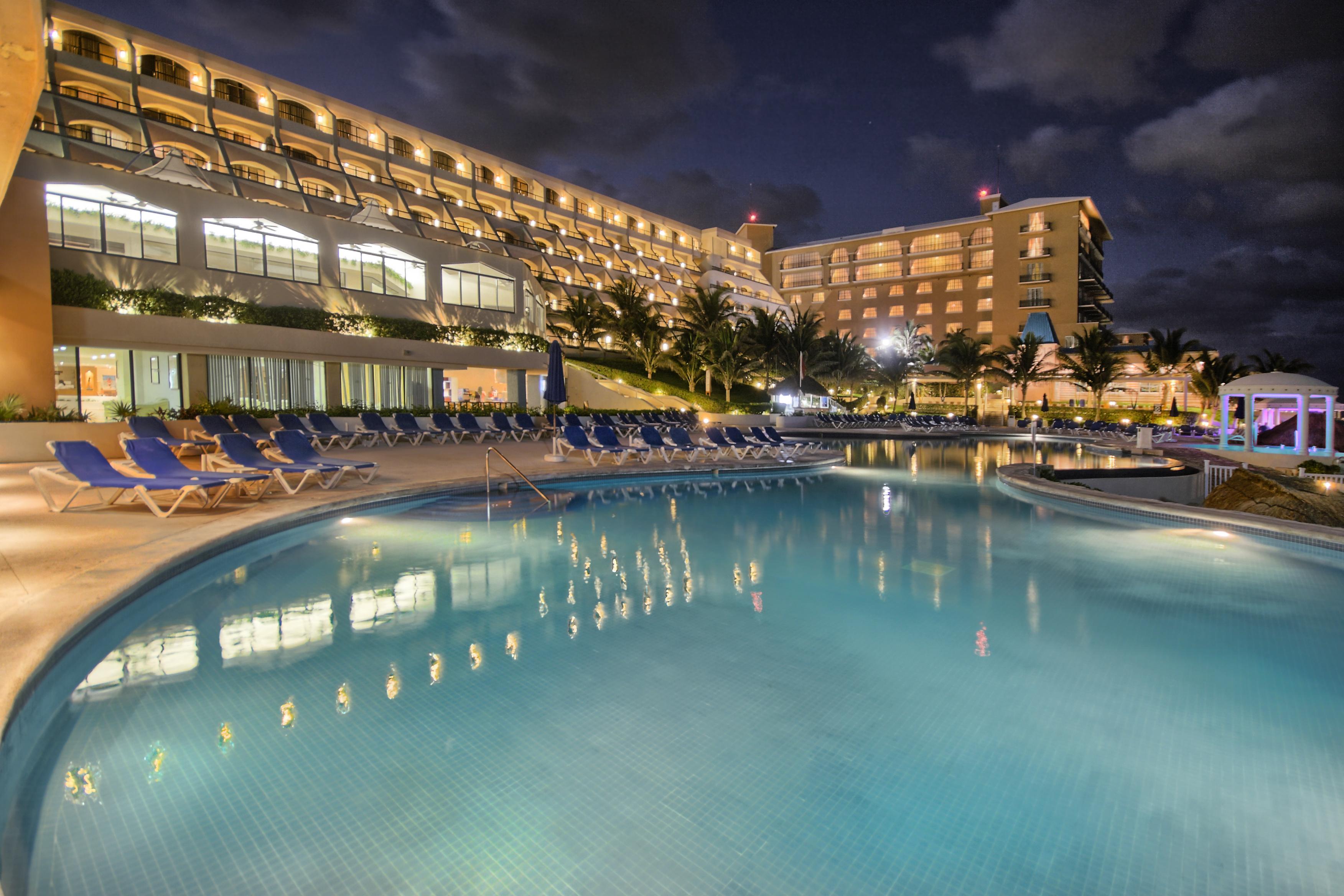 Golden Parnassus Resort & Spa (Adults Only) Канкун Екстериор снимка