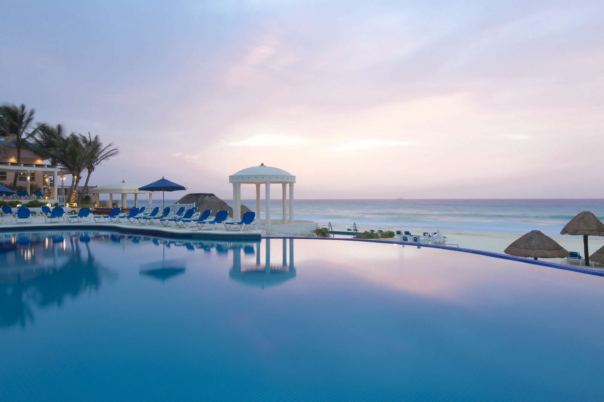Golden Parnassus Resort & Spa (Adults Only) Канкун Екстериор снимка